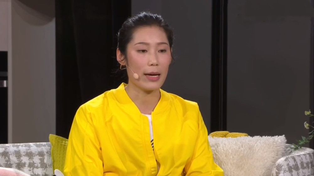 管家也是吓的肝颤，赶紧用双手抱住伊藤雄彦的一条胳膊，猛然一用力直接将她从浴缸里拽了出来。